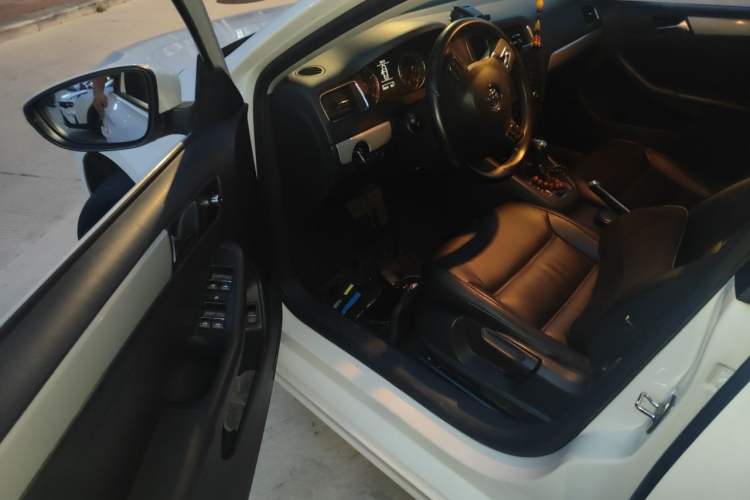 Used Volkswagen Sagitar 2012 1.4TSI Automatic Luxury Edition Driver Seat