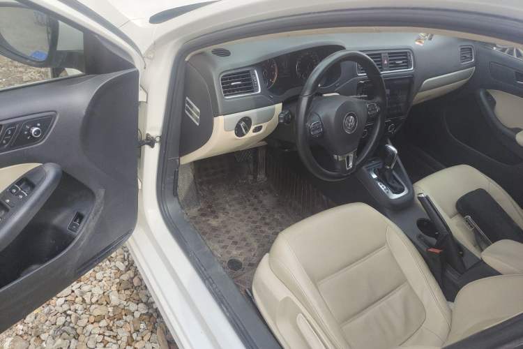 Used Volkswagen Sagitar 2012 1.4TSI Automatic Luxury Edition Driver Seat