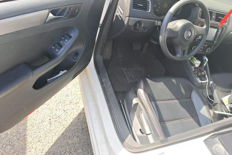 Used Volkswagen Sagitar 2012 1.6L Automatic Fashion Edition Driver Seat