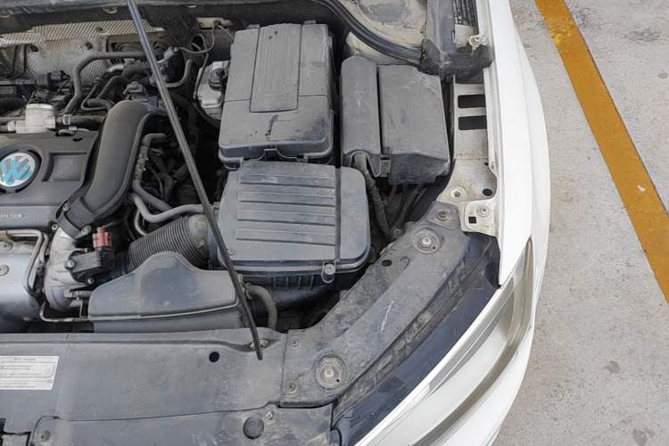 Used Volkswagen Sagitar 2012 1.4TSI Automatic Luxury Edition Engine Bay Left