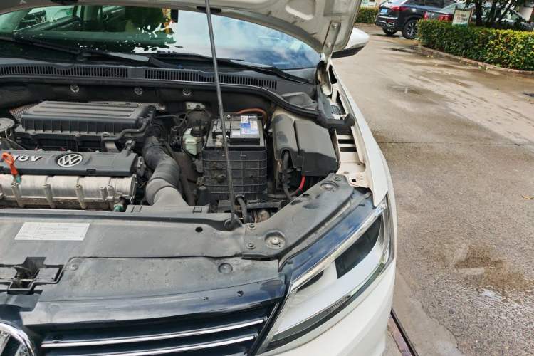 Used Volkswagen Sagitar 2012 1.6L Automatic Comfort Edition Engine Bay Left