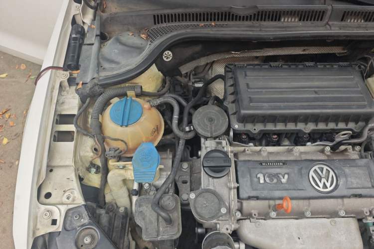 Used Volkswagen Sagitar 2012 1.6L Automatic Comfort Edition Engine Bay Right