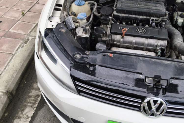 Used Volkswagen Sagitar 2012 1.6L Automatic Fashion Edition Engine Bay Right