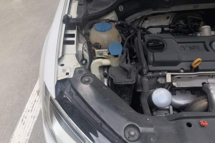 Used Volkswagen Sagitar 2012 1.4TSI Automatic Luxury Edition Engine Bay Right