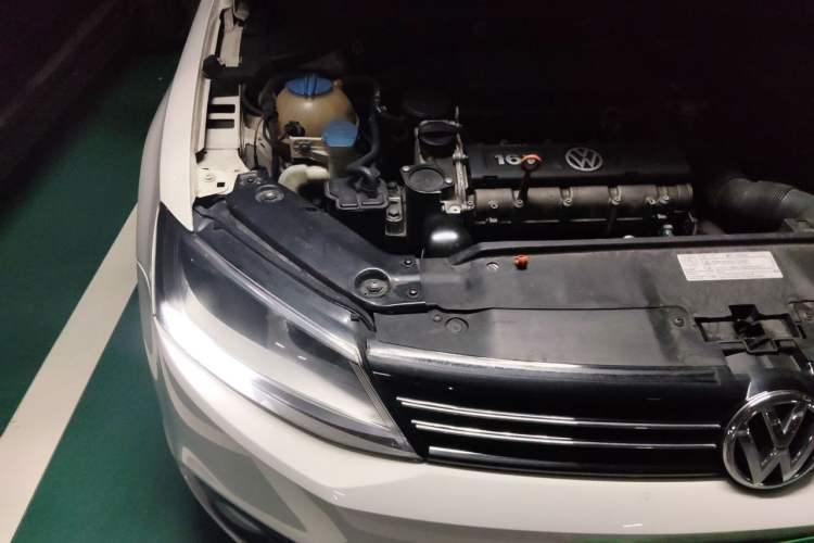 Used Volkswagen Sagitar 2012 1.6L Automatic Comfort Edition Engine Bay Right