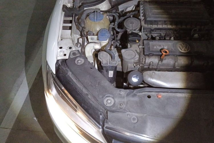 Used Volkswagen Sagitar 2012 1.6L Automatic Comfort Edition Engine Bay Right