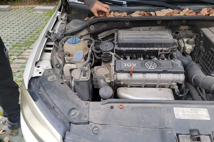 Used Volkswagen Sagitar 2012 1.6L Automatic Comfort Edition Engine Bay Right