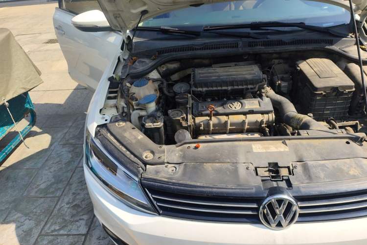 Used Volkswagen Sagitar 2012 1.6L Automatic Comfort Edition Engine Bay Right