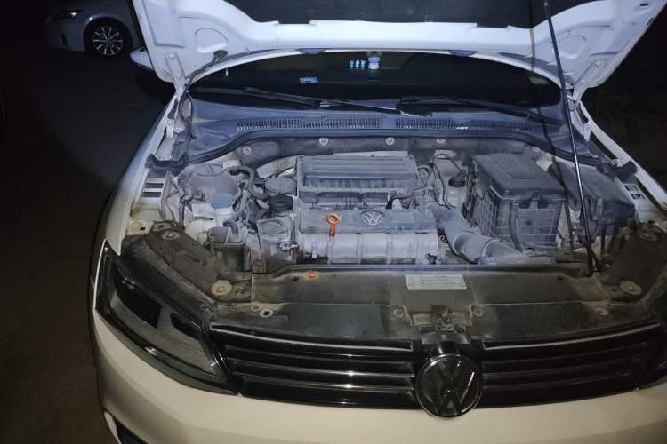 Used Volkswagen Sagitar 2012 1.6L Automatic Comfort Edition Engine Bay Right