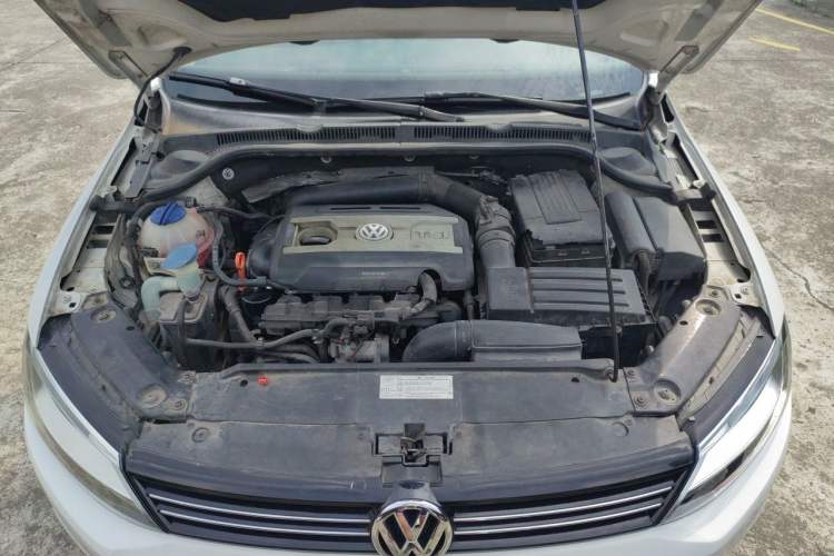 Used Volkswagen Sagitar 2012 1.8TSI Automatic Flagship Edition Engine Bay