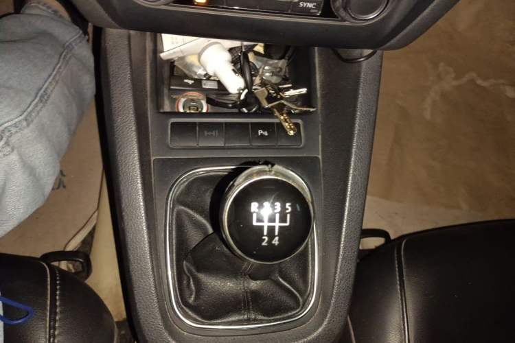 Used Volkswagen Sagitar 2012 1.4TSI Manual Luxury Model Gear Lever