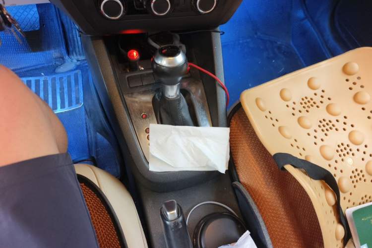 Used Volkswagen Sagitar 2012 1.6L Automatic Comfort Edition Gear Lever