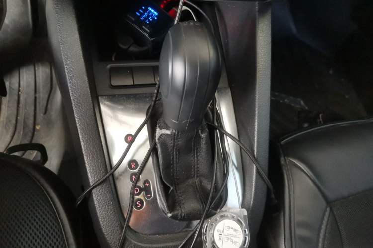 Used Volkswagen Sagitar 2012 1.6L Automatic Comfort Edition Gear Lever
