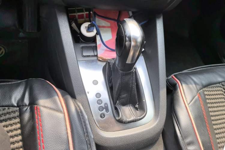 Used Volkswagen Sagitar 2012 1.4TSI Automatic Fashion Edition Gear Lever