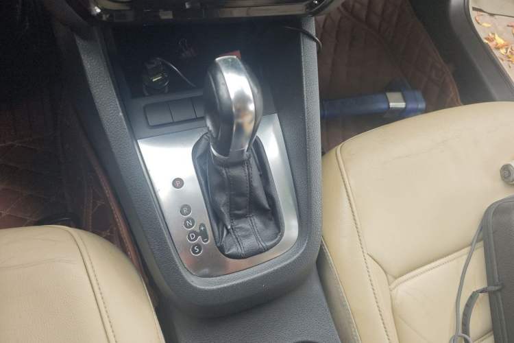 Used Volkswagen Sagitar 2012 1.6L Automatic Comfort Edition Gear Lever