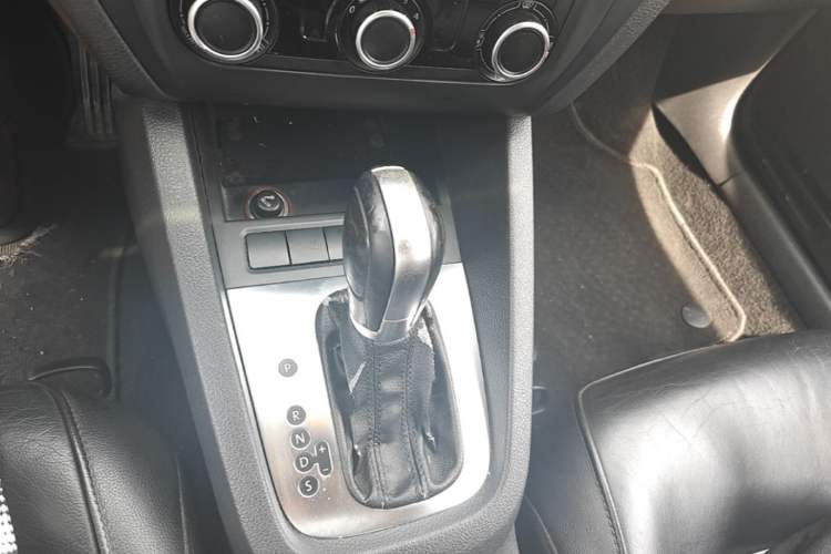 Used Volkswagen Sagitar 2012 1.6L Automatic Comfort Edition Gear Lever