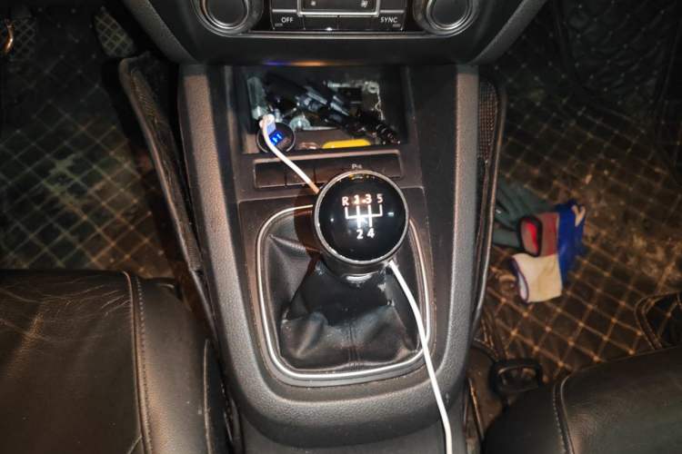 Used Volkswagen Sagitar 2012 1.4TSI Manual Luxury Model Gear Lever