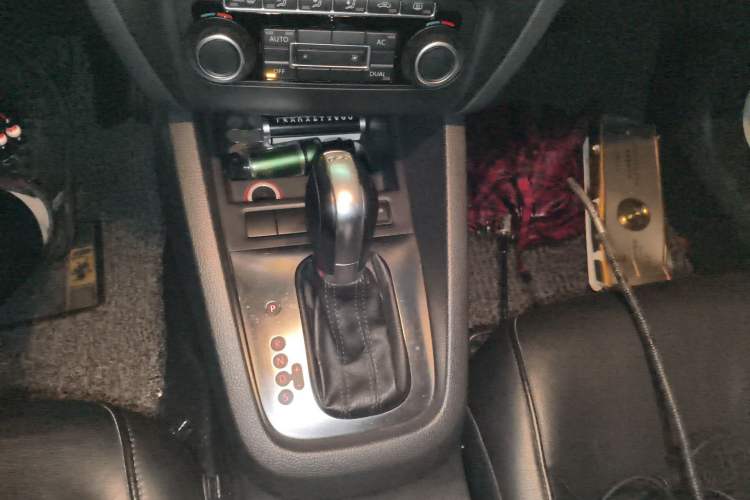 Used Volkswagen Sagitar 2012 1.4TSI Automatic Luxury Edition Gear Lever
