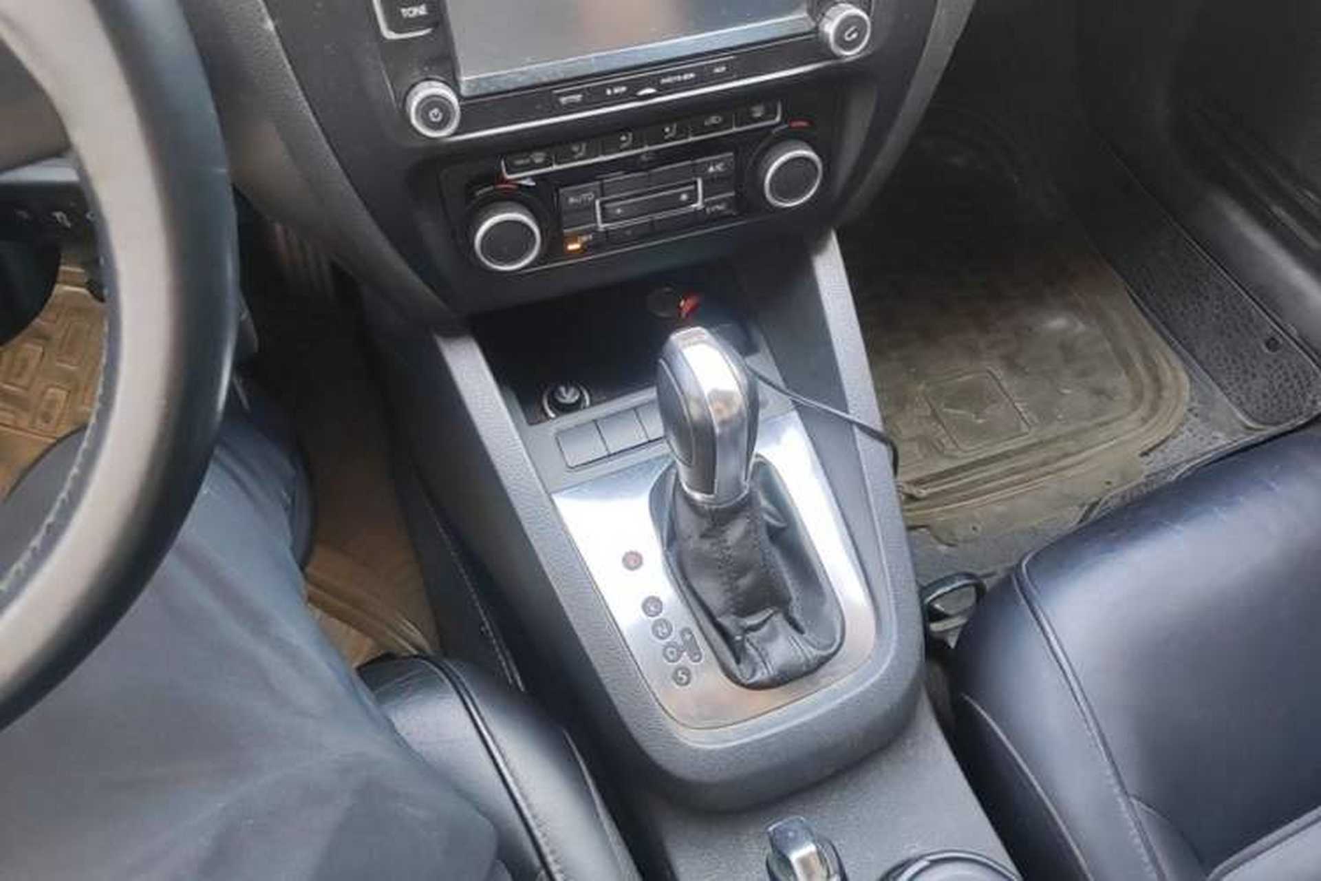 Used Volkswagen Sagitar 2012 1.4TSI Automatic Luxury Edition Gear Lever