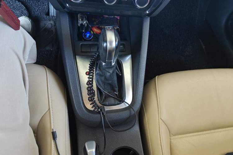 Used Volkswagen Sagitar 2012 1.6L Automatic Comfort Edition Gear Lever