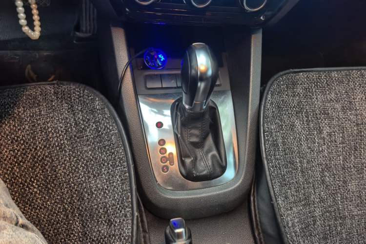 Used Volkswagen Sagitar 2012 1.6L Automatic Comfort Edition Gear Lever