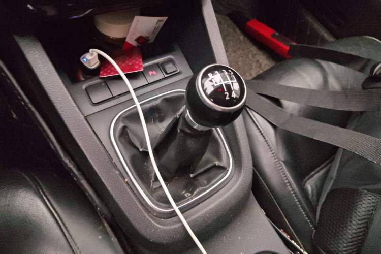 Used Volkswagen Sagitar 2012 1.4TSI Manual Luxury Model Gear Lever