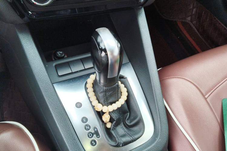 Used Volkswagen Sagitar 2012 1.6L Automatic Fashion Edition Gear Lever