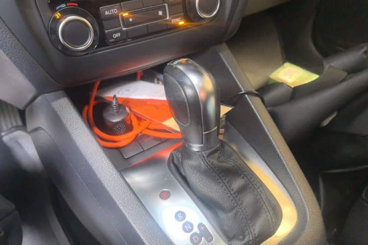 Used Volkswagen Sagitar 2012 1.4TSI Automatic Luxury Edition Gear Lever
