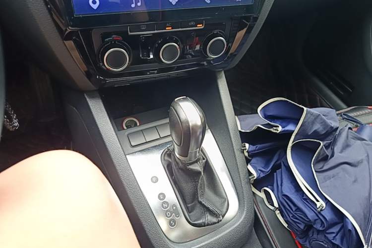 Used Volkswagen Sagitar 2012 1.6L Automatic Comfort Edition Gear Lever