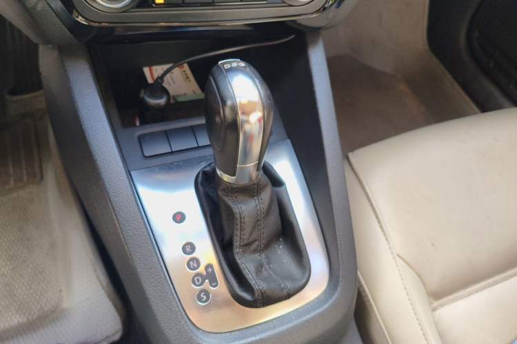 Used Volkswagen Sagitar 2012 1.4TSI Automatic Luxury Edition Gear Lever