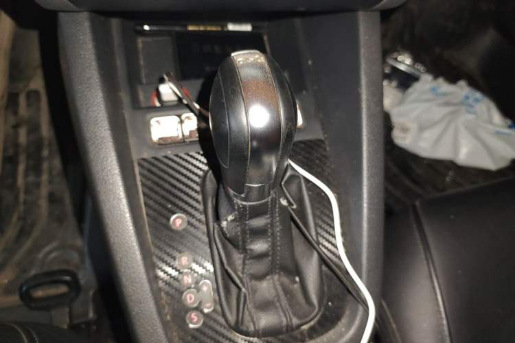 Used Volkswagen Sagitar 2012 1.4TSI Automatic Luxury Edition Gear Lever