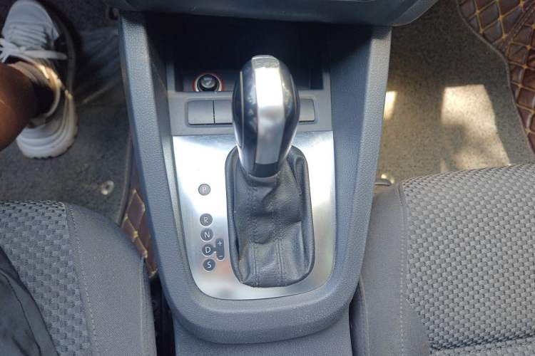 Used Volkswagen Sagitar 2012 1.4TSI Automatic Fashion Edition Gear Lever