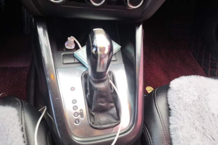 Used Volkswagen Sagitar 2012 1.6L Automatic Fashion Edition Gear Lever