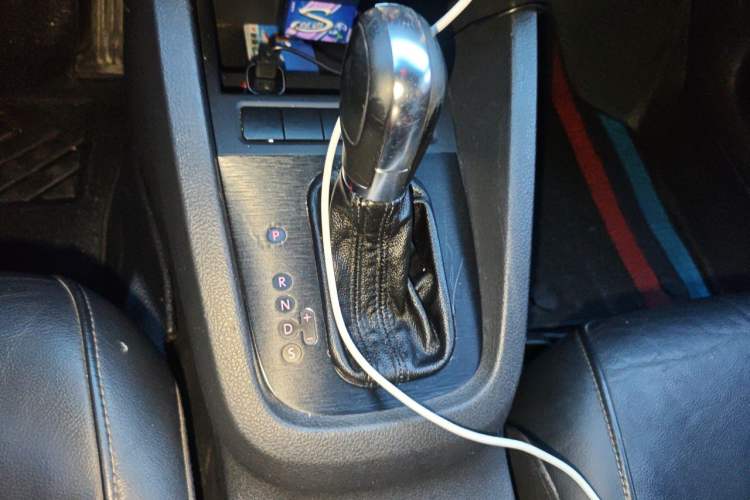 Used Volkswagen Sagitar 2012 1.6L Automatic Fashion Edition Gear Lever