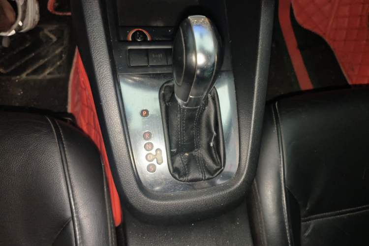 Used Volkswagen Sagitar 2012 1.4TSI Automatic Luxury Edition Gear Lever