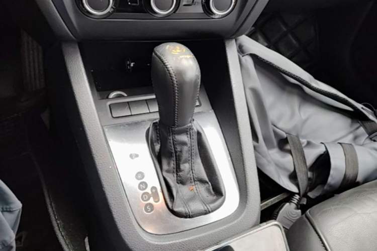 Used Volkswagen Sagitar 2012 1.6L Automatic Comfort Edition Gear Lever