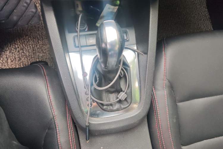 Used Volkswagen Sagitar 2012 1.6L Automatic Comfort Edition Gear Lever