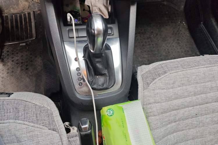 Used Volkswagen Sagitar 2012 1.6L Automatic Comfort Edition Gear Lever