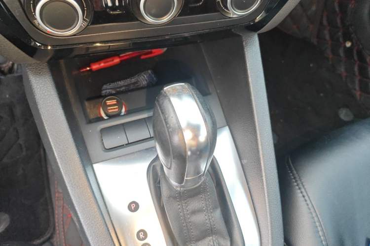 Used Volkswagen Sagitar 2012 1.6L Automatic Comfort Edition Gear Lever
