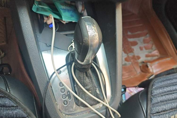 Used Volkswagen Sagitar 2012 1.6L Automatic Comfort Edition Gear Lever