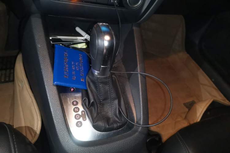 Used Volkswagen Sagitar 2012 1.4TSI Automatic Luxury Edition Gear Lever