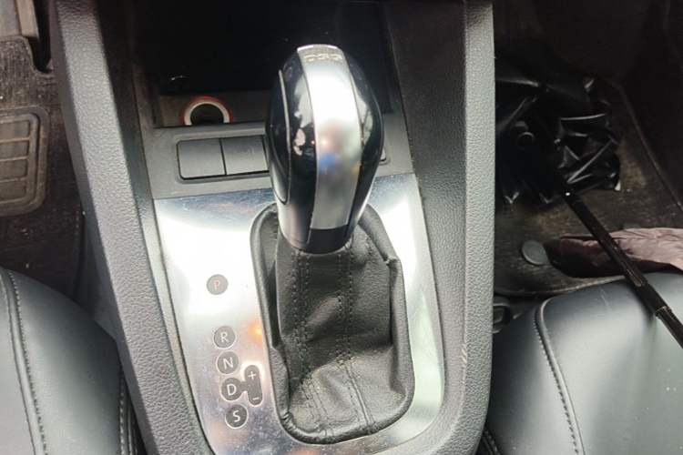 Used Volkswagen Sagitar 2012 1.4TSI Automatic Fashion Edition Gear Lever