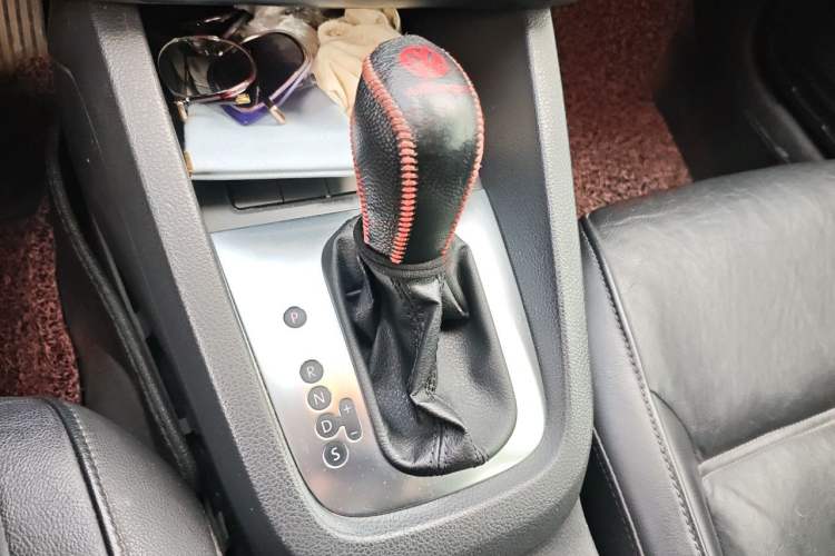 Used Volkswagen Sagitar 2012 1.6L Automatic Comfort Edition Gear Lever