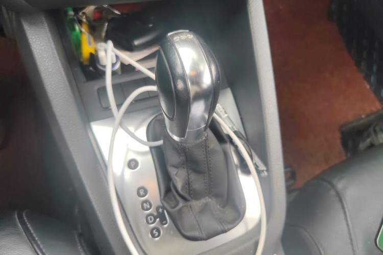 Used Volkswagen Sagitar 2012 1.4TSI Automatic Luxury Edition Gear Lever
