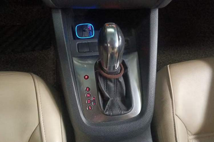 Used Volkswagen Sagitar 2012 1.4TSI Automatic Luxury Edition Gear Lever