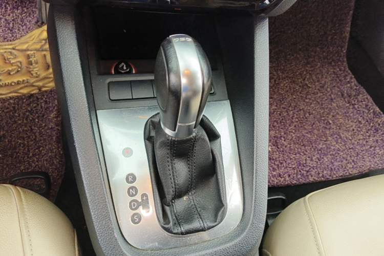 Used Volkswagen Sagitar 2012 1.4TSI Automatic Luxury Edition Gear Lever