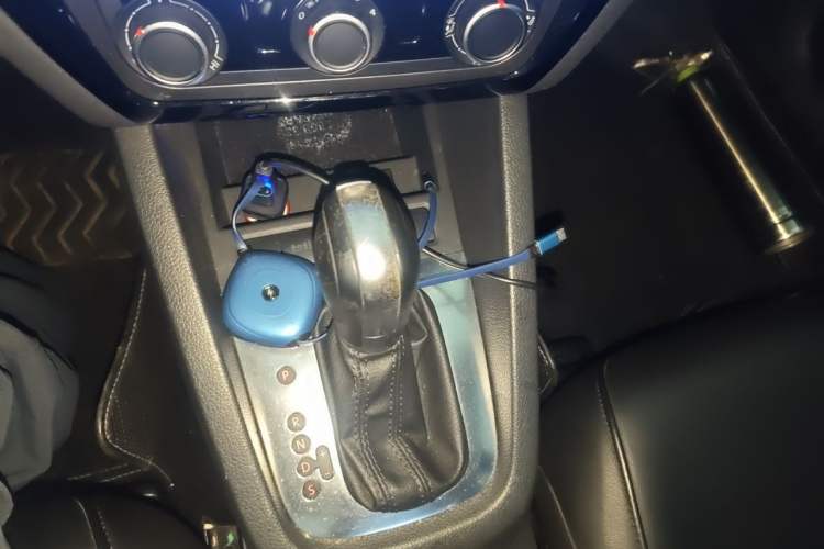 Used Volkswagen Sagitar 2012 1.6L Automatic Comfort Edition Gear Lever