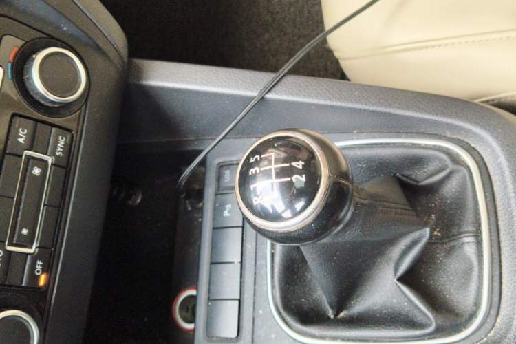 Used Volkswagen Sagitar 2012 1.4TSI Manual Luxury Model Gear Lever