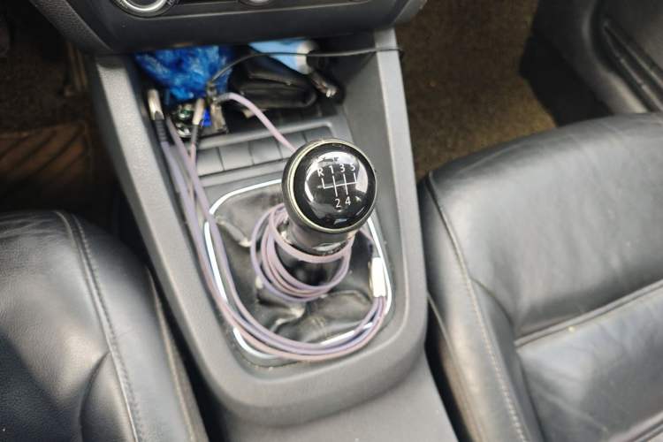 Used Volkswagen Sagitar 2012 1.6L Manual Comfort Model Gear Lever
