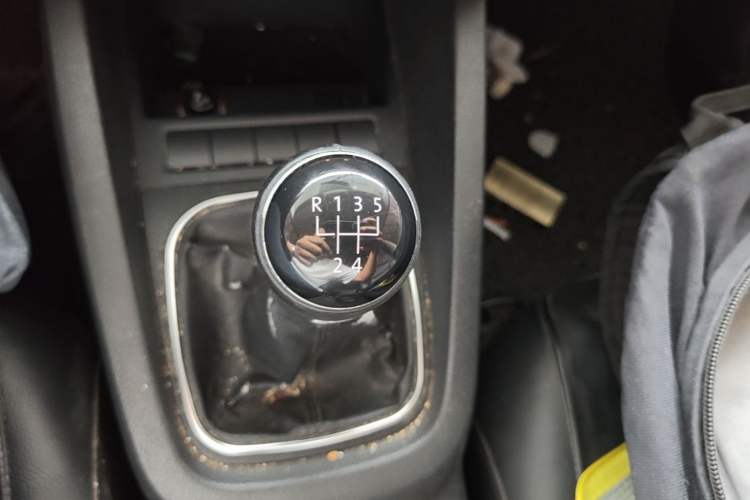 Used Volkswagen Sagitar 2012 1.6L Manual Comfort Model Gear Lever
